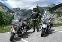 Zwei Motorräder in den Alpen